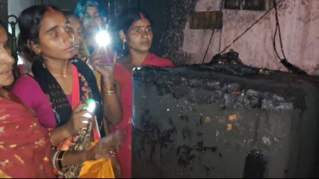 रहुई प्रखंड अंतर्गत सोसंदी गांव में शॉर्ट सर्किट से लगी आग, एक परिवार का सबकुछ जलकर खाक 2 1000638254