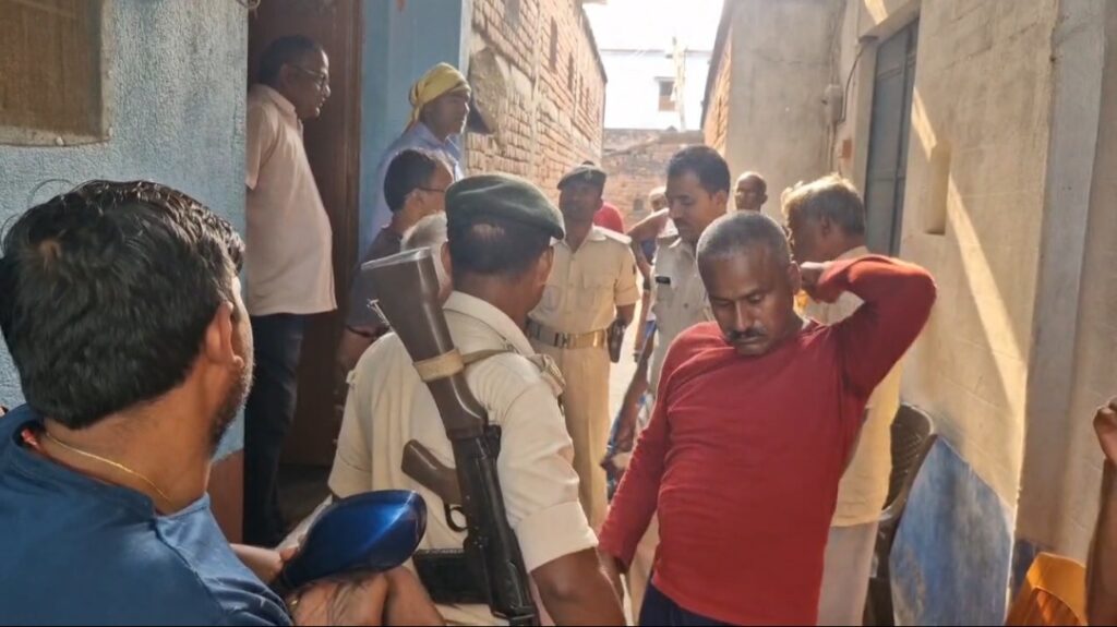 नालंदा में दो भाइयों के घर में चोरी: बदमाशों ने 10 लाख की संपत्ति पर किया हाथ साफ, पुलिस को मौके पर पहुंचने में लगे 7 घंटे 2 1000638290