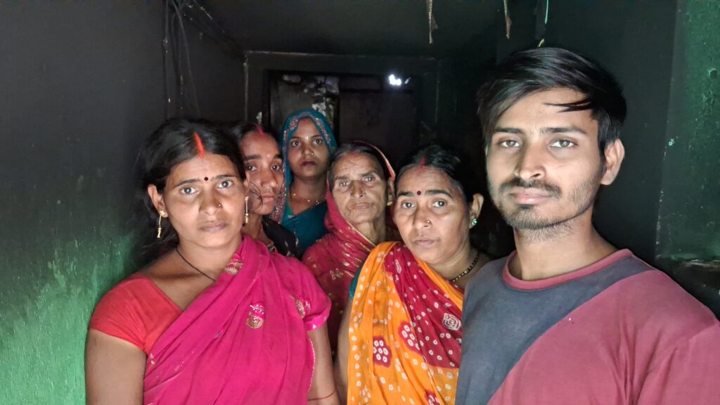 रहुई प्रखंड अंतर्गत सोसंदी गांव में शॉर्ट सर्किट से लगी आग, एक परिवार का सबकुछ जलकर खाक 1 20250430_131857