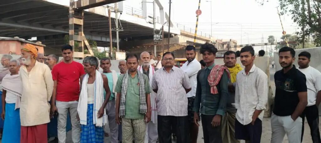 रेलवे ने रात में बंद किया फाटक, स्थानीय लोगों में आक्रोश, अंडरपास निर्माण की मांग 1 IMG-20250403-WA0124