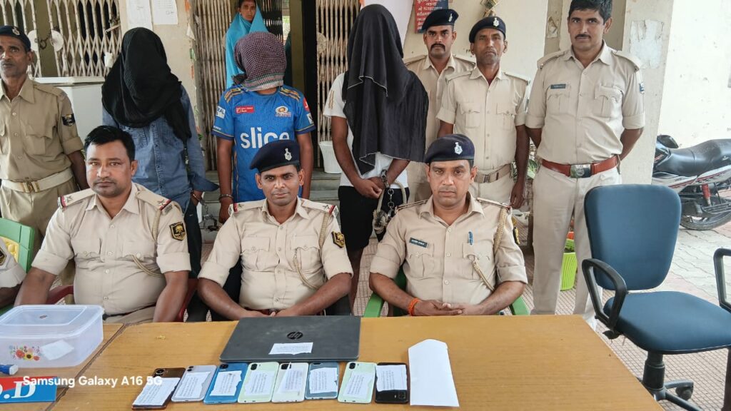 नालंदा पुलिस का साइबर ठगों पर बड़ा प्रहार: मैरा गांव से तीन आरोपी रंगे हाथ गिरफ्तार, लैपटॉप-फोन और नकदी बरामद 1 IMG-20250429-WA0050