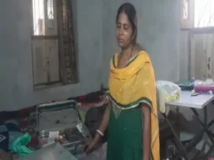Big theft in a closed house: Property worth 9.20 lakhs stolen, main door intact, thieves entered through the roof