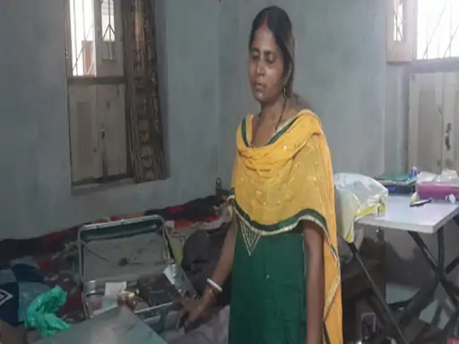 बंद घर में भीषण चोरी: 9.20 लाख की संपत्ति पर हाथ साफ, मेन डोर सही-सलामत, चोर छत से घुसे 1 Big theft in a closed house: Property worth 9.20 lakhs stolen, main door intact, thieves entered through the roof