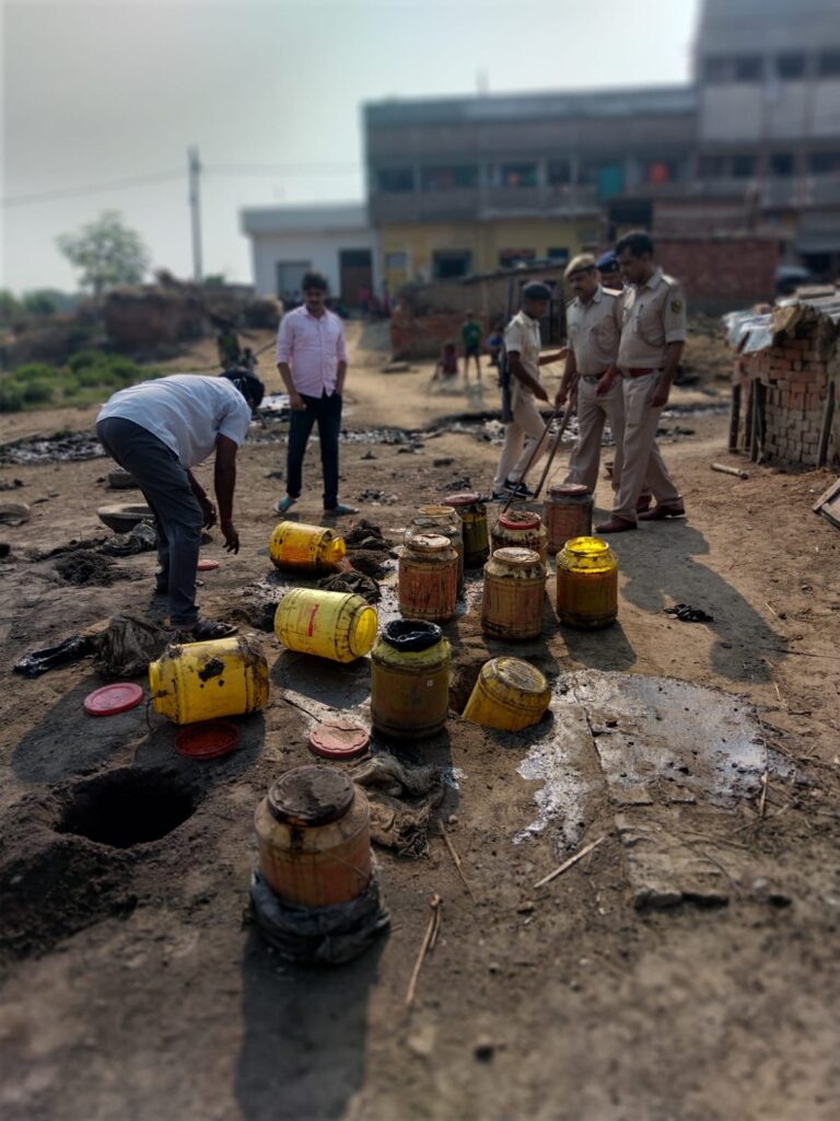 कतरीसराय में चुलाई शराब के खिलाफ बड़ी कार्रवाई, एक महिला गिरफ्तार, सड़ा हुआ छोवा किया गया नष्ट 2 1000647130