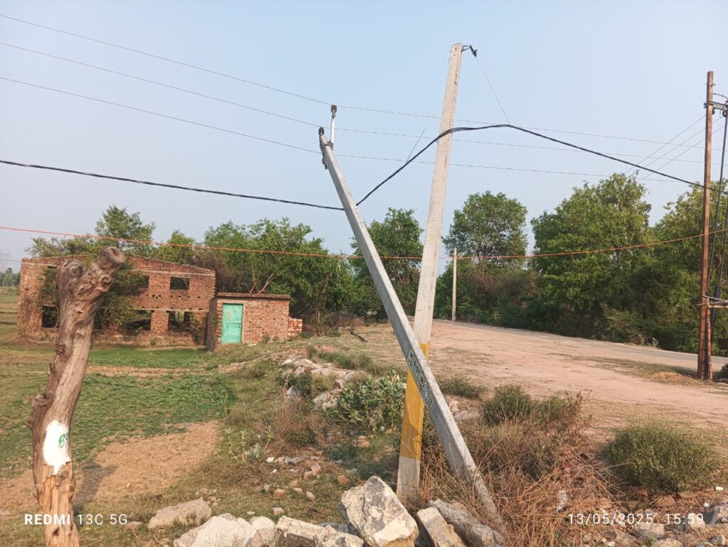 गिरियक में हाई वोल्टेज खतरा: क्षतिग्रस्त विद्युत पोल और टूटे तार से जानमाल पर मंडरा रहा खतरा, विभाग बेपरवाह 2 1000658212