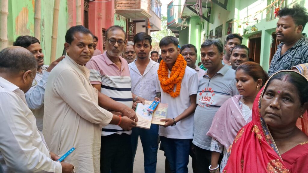 सीबीएसई 10वीं में 94% अंक प्राप्त करने वाले छात्र दीपेश कुमार को तैलिक साहू सभा द्वारा किया गया सम्मानित 2 1000659531