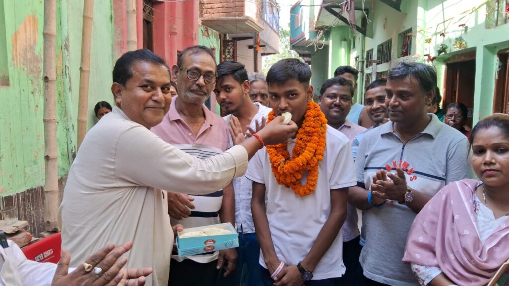 सीबीएसई 10वीं में 94% अंक प्राप्त करने वाले छात्र दीपेश कुमार को तैलिक साहू सभा द्वारा किया गया सम्मानित 3 1000659582