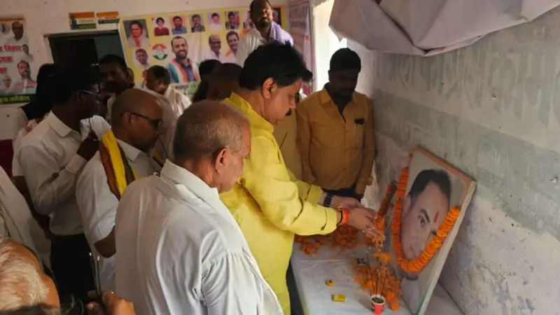 राजीव गांधी की 34वीं पुण्यतिथि एवं सदानंद सिंह की 82वीं जयंती पर कांग्रेसजन हुए भावुक, दी श्रद्धांजलि 2 1000669884