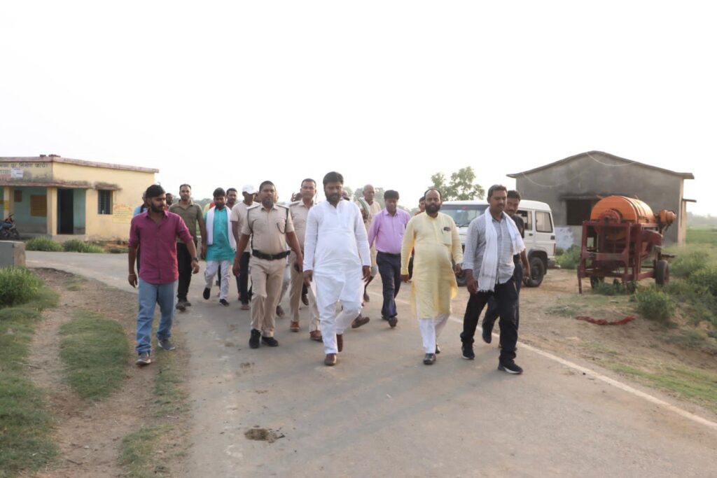 भाकपा-माले नेता कॉमरेड संदीप सौरभ ने उतरथू जाकर शहीद सैनिक सिकंदर राउत को श्रद्धांजलि अर्पित की 3 1000670502