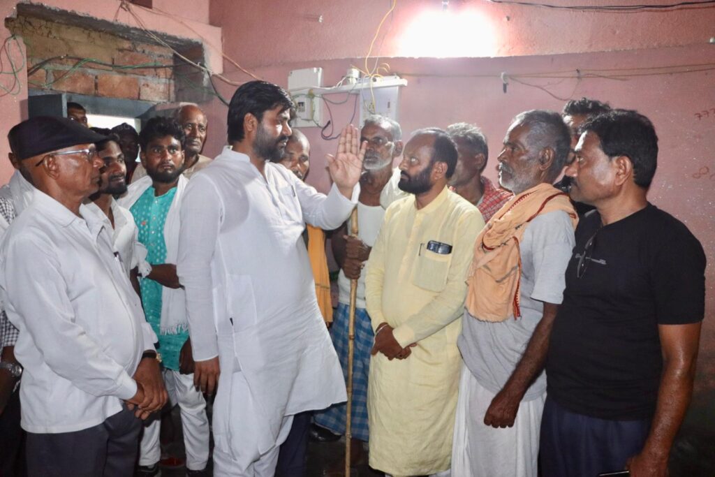 भाकपा-माले नेता कॉमरेड संदीप सौरभ ने उतरथू जाकर शहीद सैनिक सिकंदर राउत को श्रद्धांजलि अर्पित की 2 1000670507