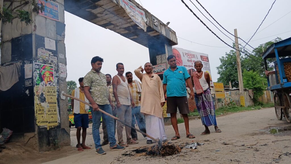 कारगिल चौक बस स्टैंड को पुनः चालू कराने की मांग पर नगर आयुक्त का पुतला दहन 2 1000672507