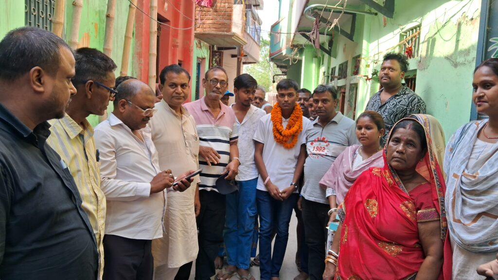 सीबीएसई 10वीं में 94% अंक प्राप्त करने वाले छात्र दीपेश कुमार को तैलिक साहू सभा द्वारा किया गया सम्मानित 1 20250514_153143