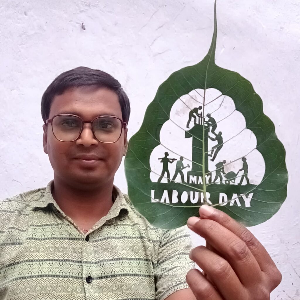 विश्व मजदूर दिवस: 3 सेमी की पीपल पत्तियों पर सैंड आर्टिस्ट मधुरेंद्र ने उकेरी मजदूरों के संघर्ष की कहानी 1 IMG-20250502-WA0093
