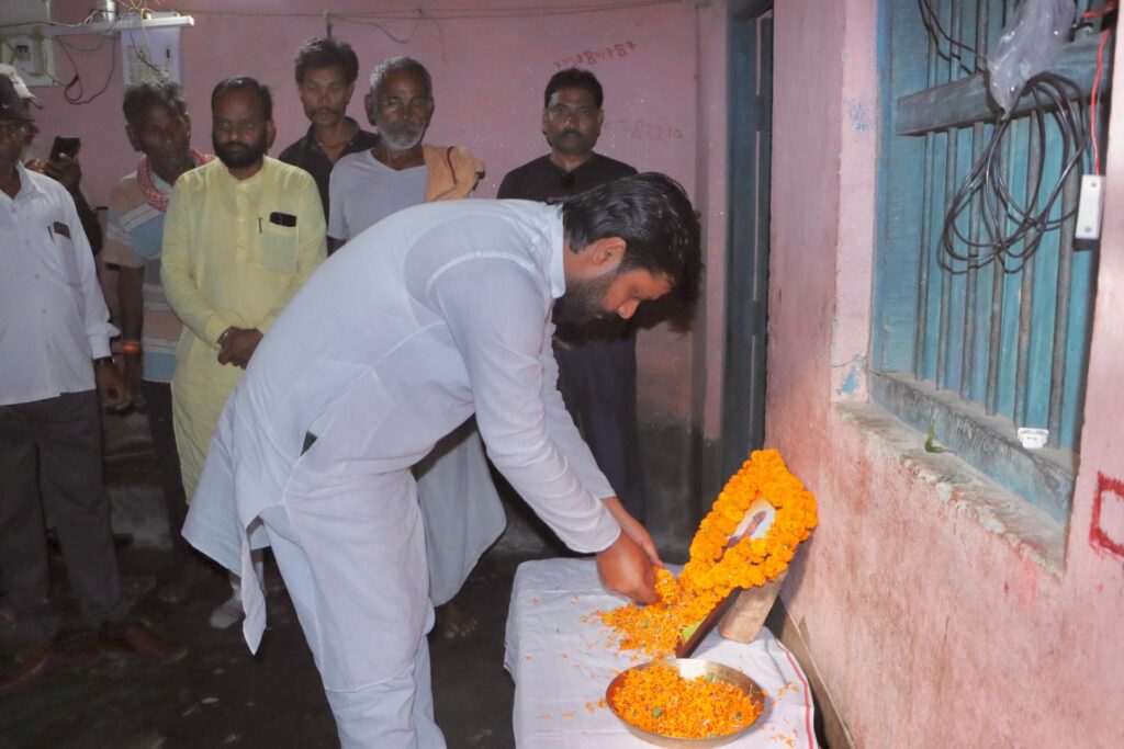 भाकपा-माले नेता कॉमरेड संदीप सौरभ ने उतरथू जाकर शहीद सैनिक सिकंदर राउत को श्रद्धांजलि अर्पित की 1 IMG-20250522-WA0155