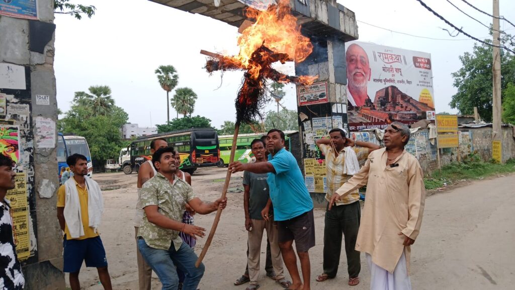 कारगिल चौक बस स्टैंड को पुनः चालू कराने की मांग पर नगर आयुक्त का पुतला दहन 1 IMG-20250524-WA0075