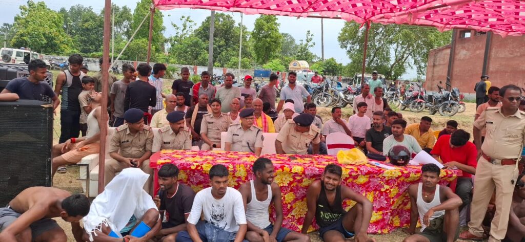 कतरीसराय पुलिस की अनोखी पहल: साइबर ठगी के खिलाफ युवाओं को बना रही है जागरूक, होमगार्ड भर्ती की तैयारी में जुटे सैकड़ों युवा 1 IMG-20250525-WA0163