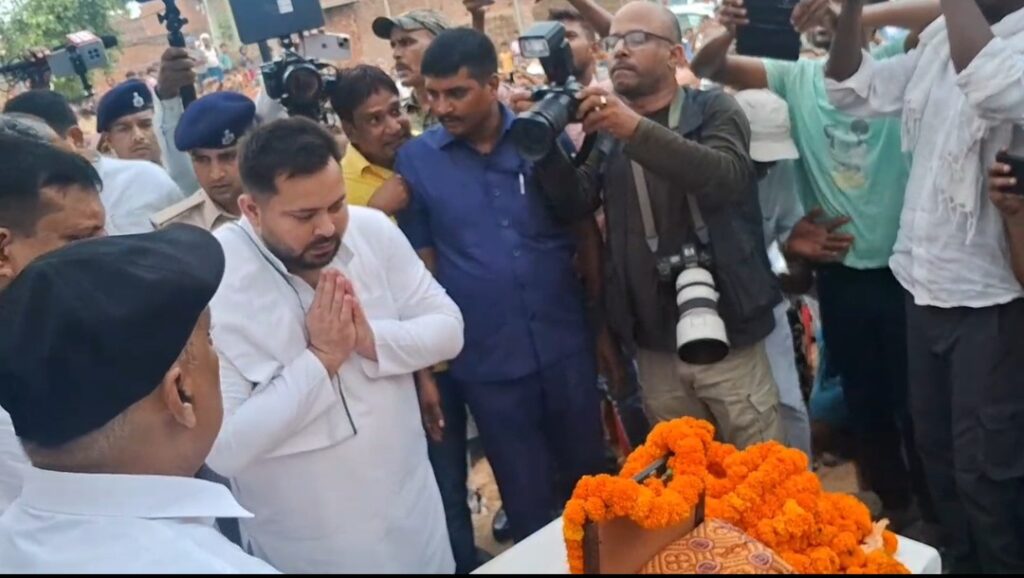 शहीद जवान सिकंदर रावत को तेजस्वी यादव ने दी श्रद्धांजलि, RJD ने दी एक लाख की आर्थिक मदद: शहीद का दर्जा देने की मांग 1 Screenshot_20250519_194424_Gallery