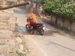 चलती बाइक में लगी आग