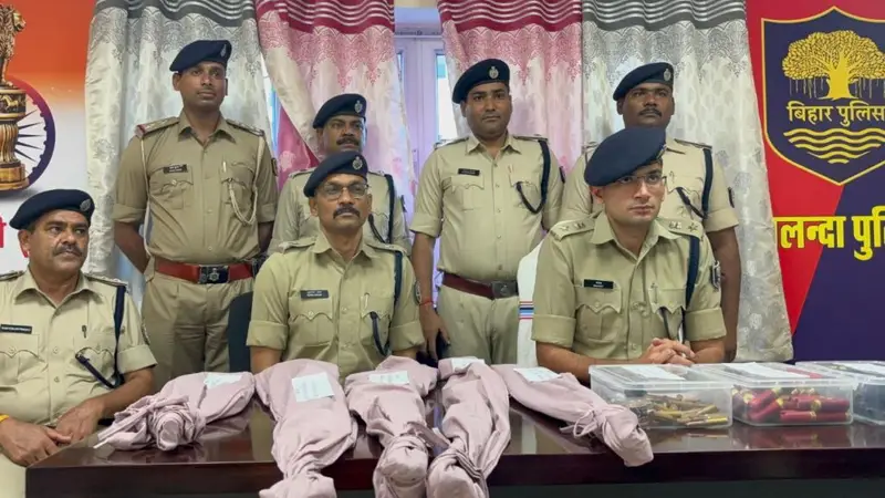 नालंदा पुलिस की बड़ी कार्रवाई: कुख्यात अपराधी अकबर मलिक भारी मात्रा में अवैध हथियारों के साथ गिरफ्तार 1 photo_2025-05-28_17-45-52-1024x576