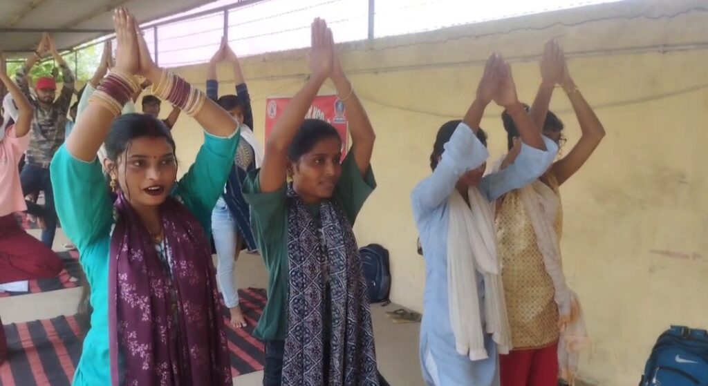 राम लखन सिंह यादव कॉलेज, बिहारशरीफ में एनसीसी कैडेटों को योगाभ्यास कराया गया 4 1000684703