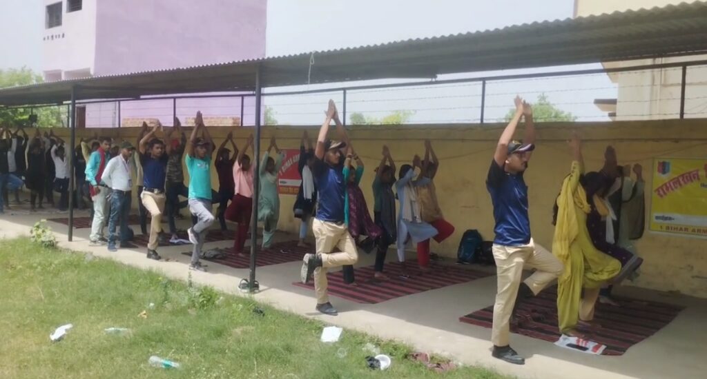 राम लखन सिंह यादव कॉलेज, बिहारशरीफ में एनसीसी कैडेटों को योगाभ्यास कराया गया 2 1000684704