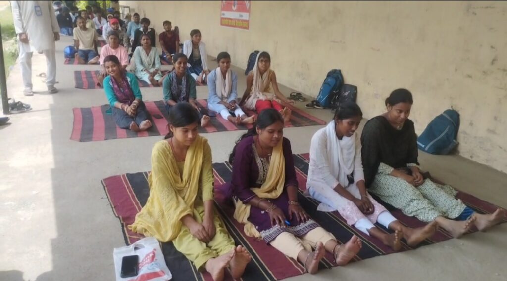 राम लखन सिंह यादव कॉलेज, बिहारशरीफ में एनसीसी कैडेटों को योगाभ्यास कराया गया 3 1000684706