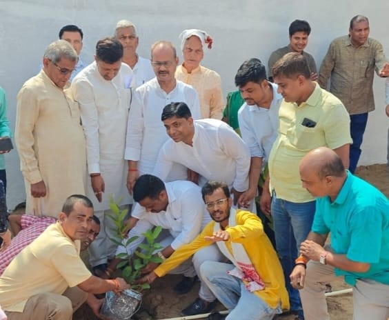 संपूर्ण क्रांति के 49 साल पूरे होने पर दी गई श्रद्धांजलि, नालंदा में भाजपा की प्रेस वार्ता और वृक्षारोपण कार्यक्रम 3 1000687830