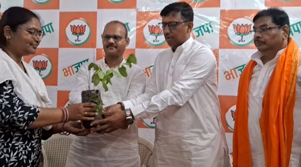 संपूर्ण क्रांति के 49 साल पूरे होने पर दी गई श्रद्धांजलि, नालंदा में भाजपा की प्रेस वार्ता और वृक्षारोपण कार्यक्रम 2 1000688032