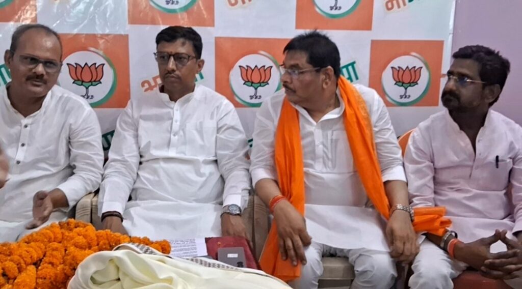 संपूर्ण क्रांति के 49 साल पूरे होने पर दी गई श्रद्धांजलि, नालंदा में भाजपा की प्रेस वार्ता और वृक्षारोपण कार्यक्रम 4 1000688093