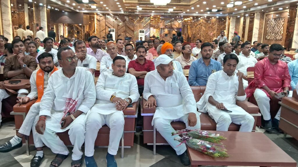 सरस्वती वंदना से हुई शुरू हुआ दैनिक जागरण का कवि सम्मेलन, ठहाकों से गूंजता रहा ममता इंटरनेशनल 2 1000690494