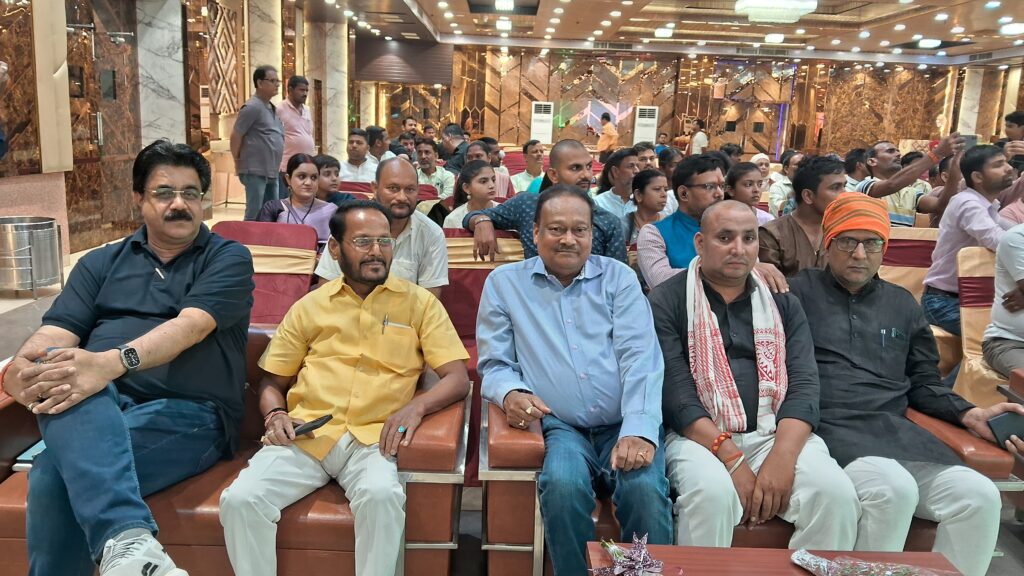 सरस्वती वंदना से हुई शुरू हुआ दैनिक जागरण का कवि सम्मेलन, ठहाकों से गूंजता रहा ममता इंटरनेशनल 3 1000690506