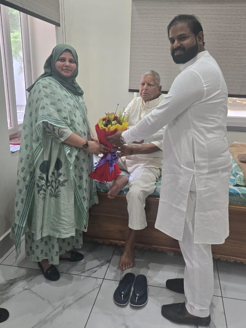 समाजसेवी यासिर इमाम ने महादलित टोले में मनाया लालू प्रसाद यादव का 78वां जन्मदिन, बच्चों के बीच बांटी गई मिठाइयां 3 1000694291 edited