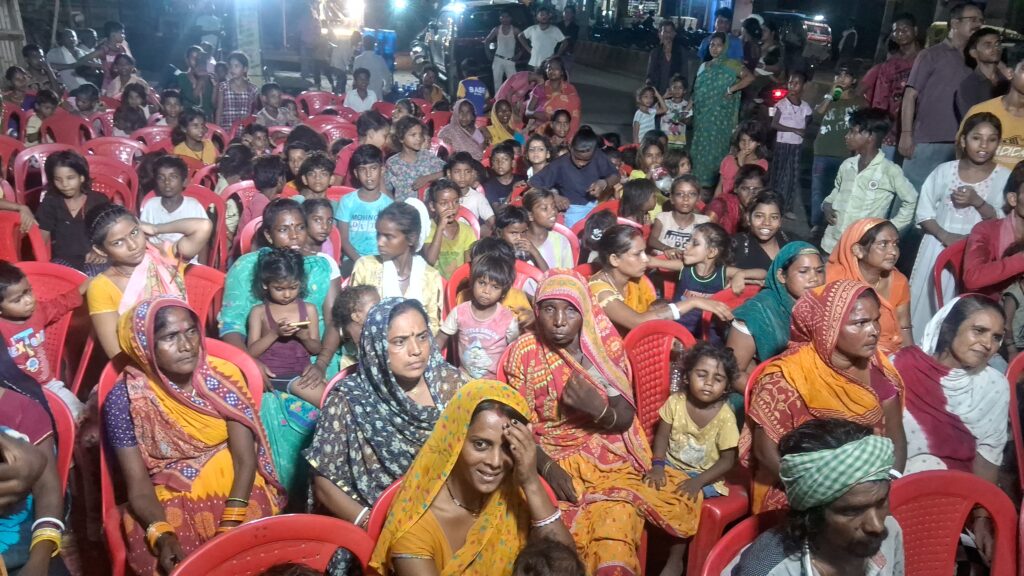 समाजसेवी यासिर इमाम ने महादलित टोले में मनाया लालू प्रसाद यादव का 78वां जन्मदिन, बच्चों के बीच बांटी गई मिठाइयां 5 1000694763