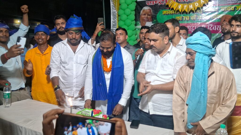 समाजसेवी यासिर इमाम ने महादलित टोले में मनाया लालू प्रसाद यादव का 78वां जन्मदिन, बच्चों के बीच बांटी गई मिठाइयां 4 1000694821