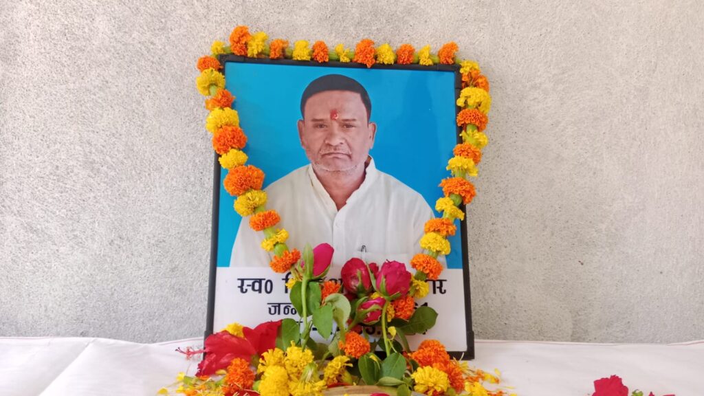 स्वर्गीय प्रो. प्रिंस अनिल कुमार की पहली पुण्यतिथि पर ग्रामीणों ने अर्पित की श्रद्धांजलि 2 1000701461