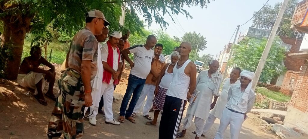 मृतक सिपाही कोमल कुमारी के गांव पहुंचे लोकतांत्रिक जन विकास पार्टी के राष्ट्रीय अध्यक्ष, परिजनों से की मुलाकात 1 1000703867