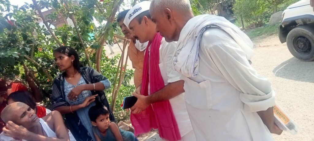 मृतक सिपाही कोमल कुमारी के गांव पहुंचे लोकतांत्रिक जन विकास पार्टी के राष्ट्रीय अध्यक्ष, परिजनों से की मुलाकात 3 1000703888