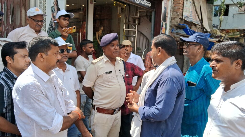 भरावपर में नालंदा चैंबर ऑफ कॉमर्स ने किया ट्रैफिक व्यवस्था का निरीक्षण, डीएसपी ने दिया शीघ्र समाधान का आश्वासन 3 1000704040
