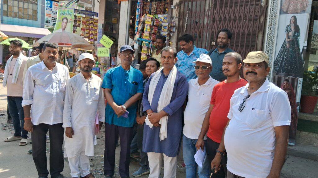 भरावपर में नालंदा चैंबर ऑफ कॉमर्स ने किया ट्रैफिक व्यवस्था का निरीक्षण, डीएसपी ने दिया शीघ्र समाधान का आश्वासन 2 1000704067