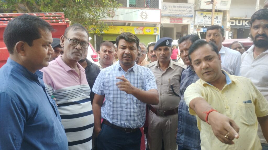 शहर की यातायात समस्या समाधान की दिशा में पहल, नगर आयुक्त ने भरावपर क्षेत्र का किया निरीक्षण 2 1000726854