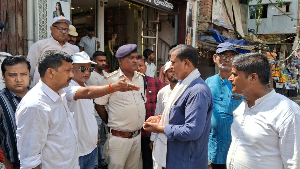 भरावपर में नालंदा चैंबर ऑफ कॉमर्स ने किया ट्रैफिक व्यवस्था का निरीक्षण, डीएसपी ने दिया शीघ्र समाधान का आश्वासन 1 20250617_135424