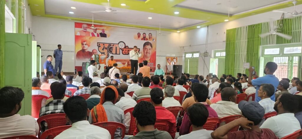 युवा संवाद कार्यक्रम में डॉ. सुनील कुमार ने किया युवाओं का मार्गदर्शन, स्वरोजगार को अपनाने और आत्मनिर्भर बनने का दिया संदेश 1 IMG-20250601-WA0059