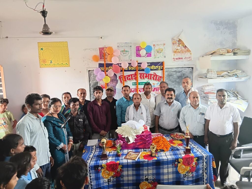 कबीरपुर विद्यालय के प्रधानाध्यापक मनोज कुमार भावभीनी विदाई के साथ सेवानिवृत्त 1 IMG-20250601-WA0072