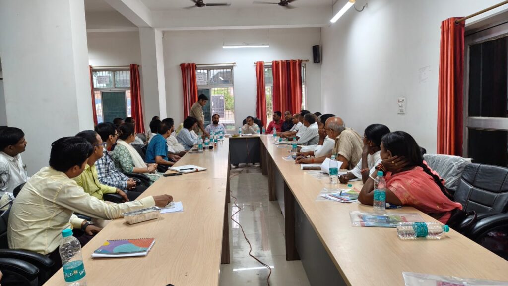 कतरीसराय प्रखंड में बीस सूत्री समिति की समीक्षा बैठक: योजनाओं की प्रगति पर विधायक ने जताई चिंता, अनुपस्थित पदाधिकारियों को नोटिस 1 IMG-20250603-WA0060