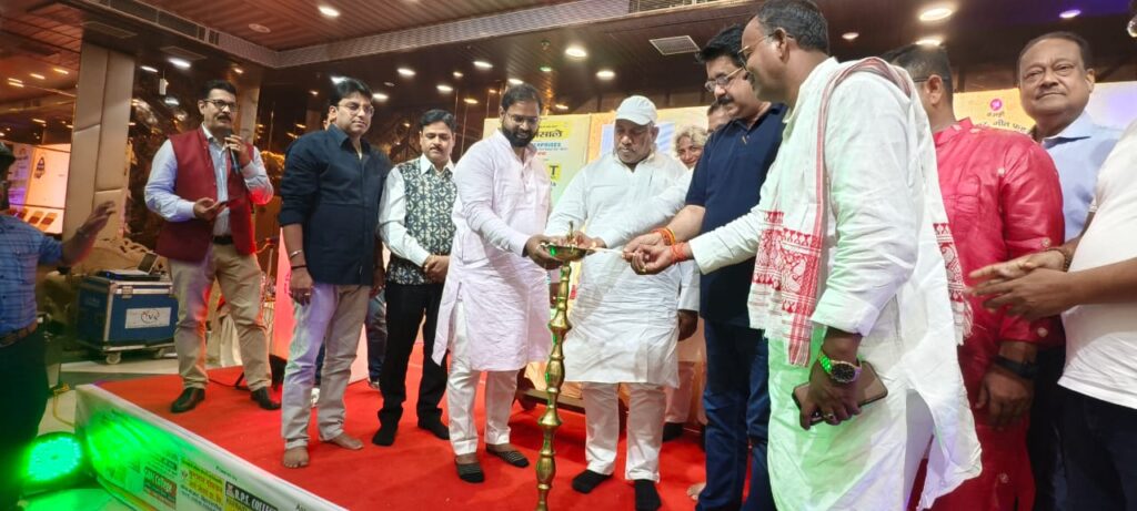 सरस्वती वंदना से हुई शुरू हुआ दैनिक जागरण का कवि सम्मेलन, ठहाकों से गूंजता रहा ममता इंटरनेशनल 1 IMG-20250608-WA0023