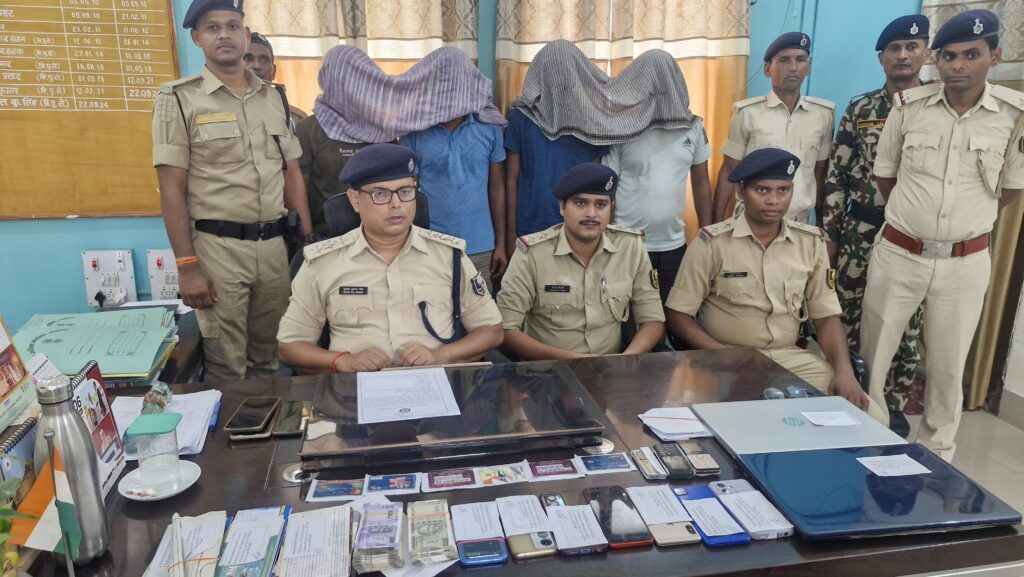 नालंदा मे साइबर ठगी के खिलाफ बड़ी कार्रवाई, चार गिरफ्तार, लाखों के उपकरण बरामद 1 IMG-20250610-WA0040