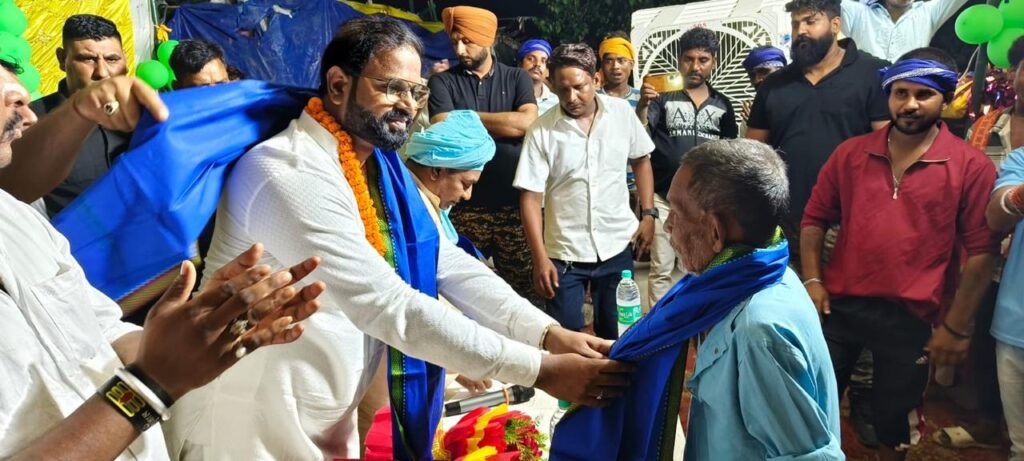 समाजसेवी यासिर इमाम ने महादलित टोले में मनाया लालू प्रसाद यादव का 78वां जन्मदिन, बच्चों के बीच बांटी गई मिठाइयां 1 IMG-20250611-WA0103