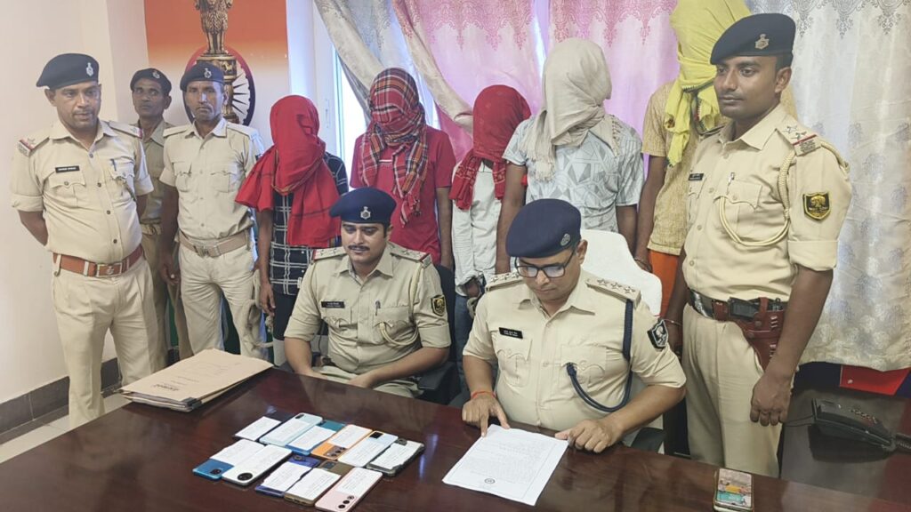 नालंदा पुलिस की बड़ी कार्रवाई: साइबर ठग गिरोह का भंडाफोड़, पांच आरोपी गिरफ्तार 1 IMG-20250613-WA0030