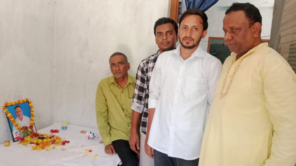 स्वर्गीय प्रो. प्रिंस अनिल कुमार की पहली पुण्यतिथि पर ग्रामीणों ने अर्पित की श्रद्धांजलि 1 IMG-20250614-WA0023