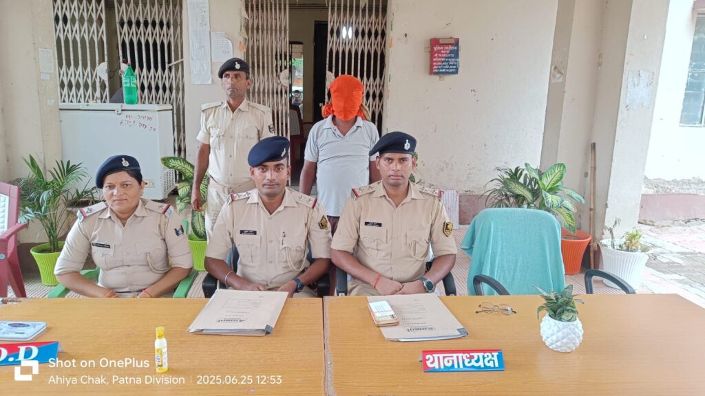 कतरीसराय में साइबर ठग गिरफ्तार, दो मोबाइल बरामद – कई राज्यों में दर्ज हैं मामले 1 IMG-20250625-WA0064